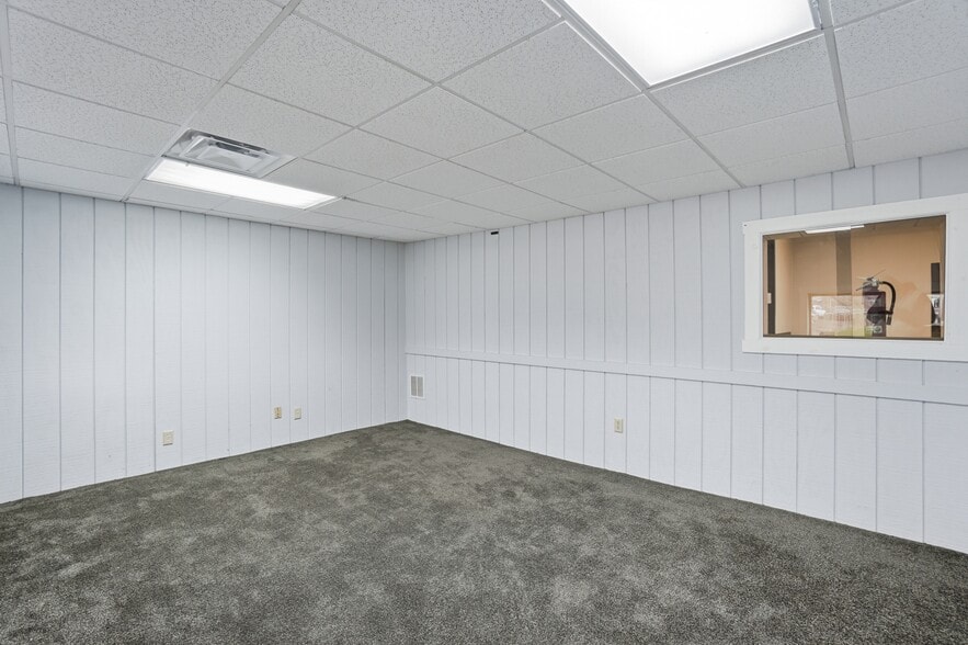 More Photos Of 546 Brehl Ave, Columbus Showroom For Lease
