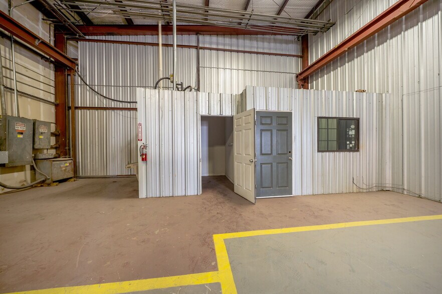 More Photos Of 2833 Roosevelt Ave, San Antonio Warehouse For Sale