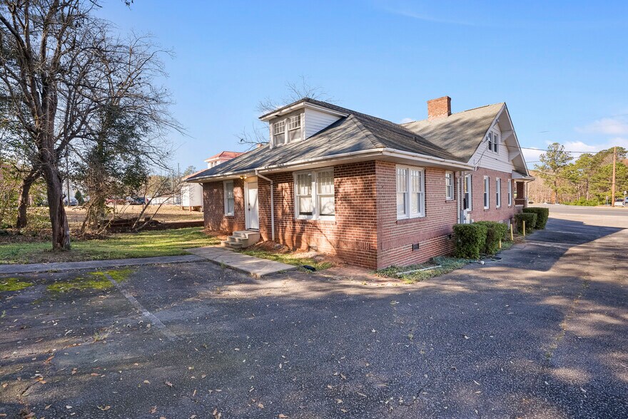 More Photos Of 611 Carthage St, Sanford Medical For Lease