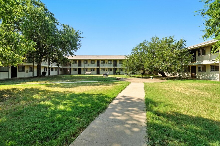 More Photos Of 1705 S 3rd St, Abilene Apartments For Sale