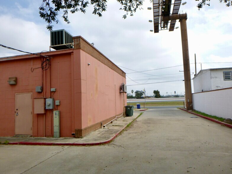 More Photos Of 2212 Santa Ursula Ave, Laredo Freestanding For Sale