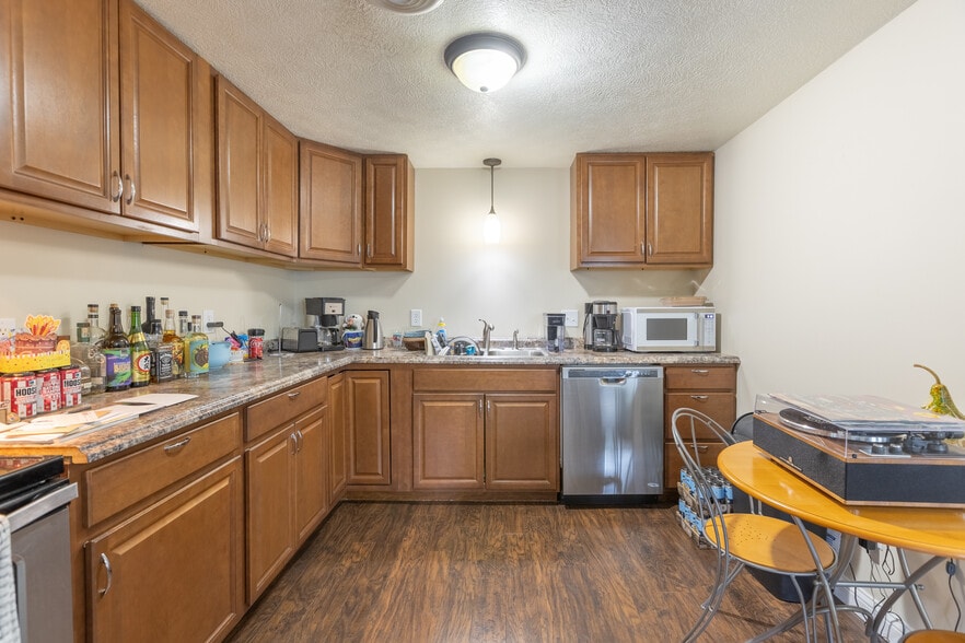 More Photos Of 2312 S Rogers St, Bloomington Freestanding For Sale