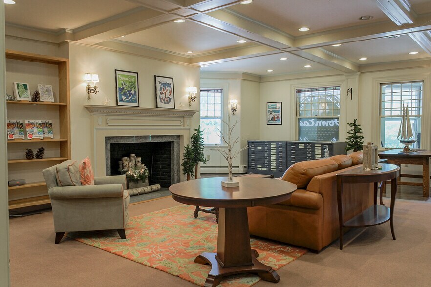 More Photos Of 680 Commercial St, Rockport Flex For Sale