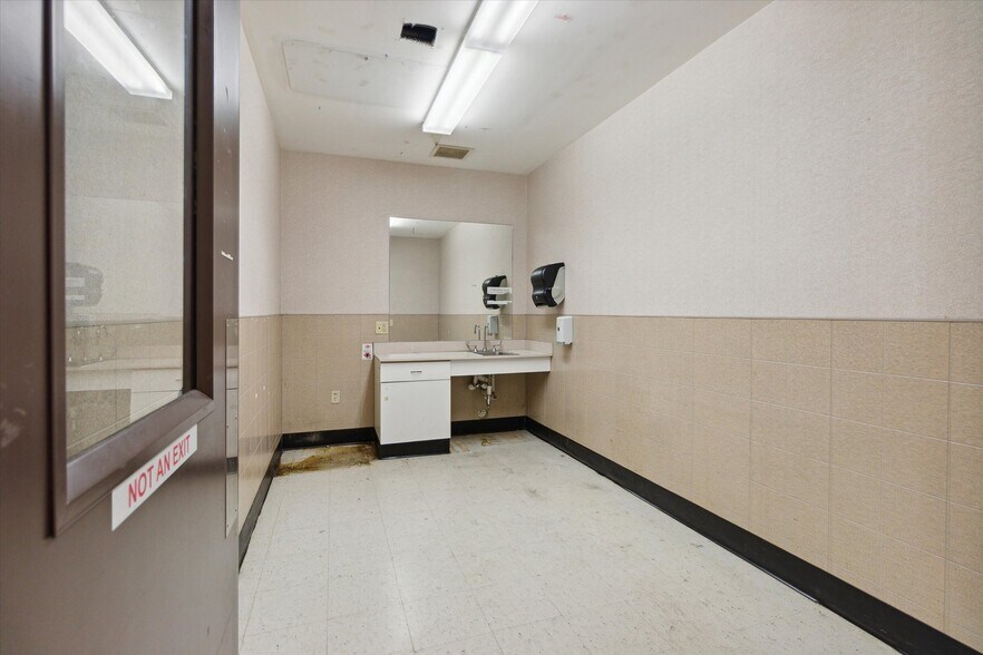 More Photos Of 1420 Wright Ave, Alma Drugstore For Sale