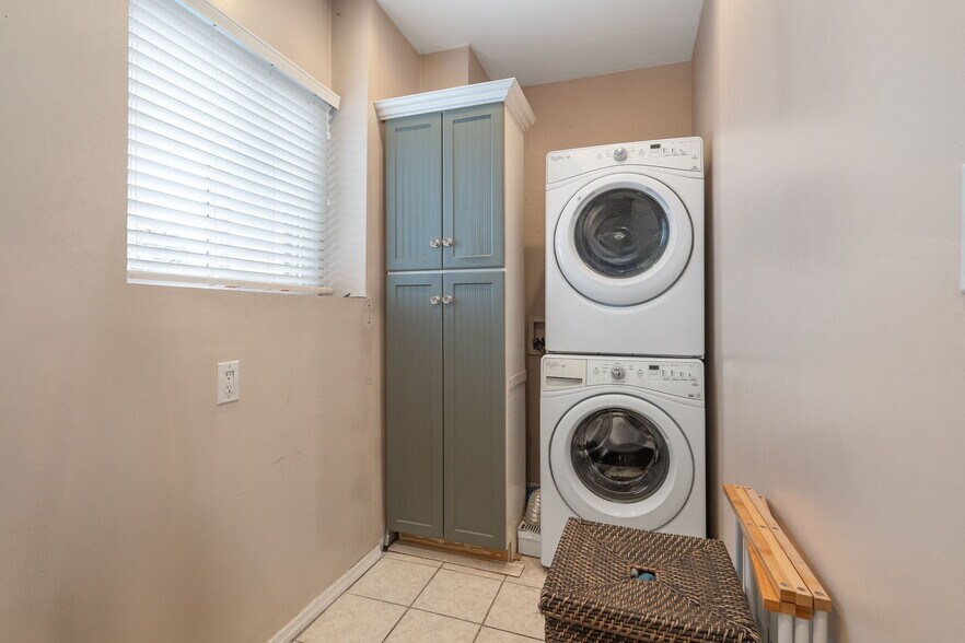 More Photos Of 140 Clinton St, Schenectady Storefront Retail Residential For Lease