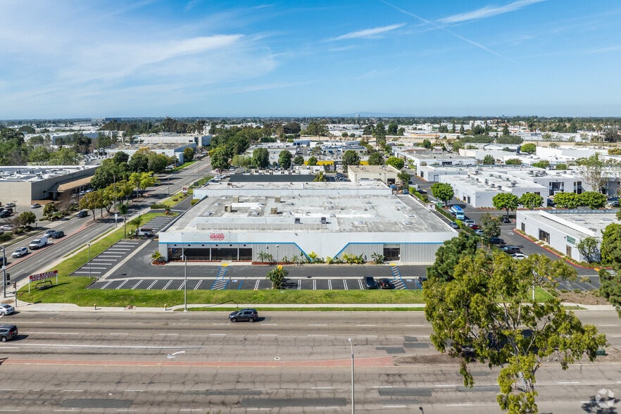 More Photos Of 2870 S Harbor Blvd, Santa Ana Warehouse For Lease