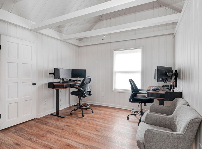 More Photos Of 6543 Ferguson St, Indianapolis Office Residential For Lease