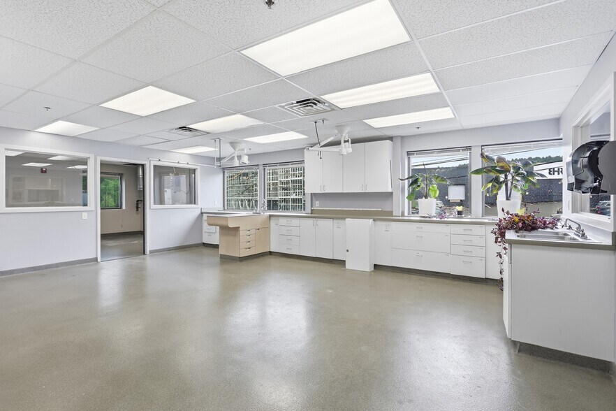 More Photos Of 180 Bear Hill Rd, Waltham Hospital For Lease