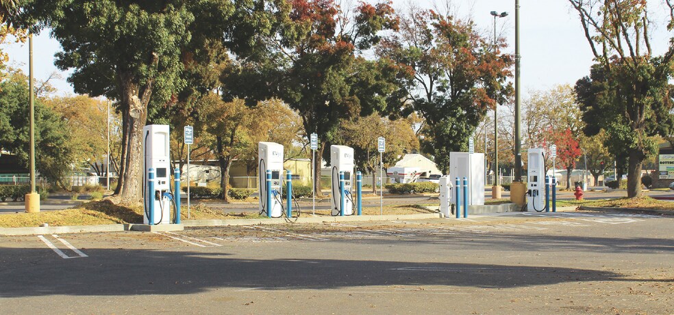 More Photos Of 1224 E Gibson Rd, Woodland Bank For Lease