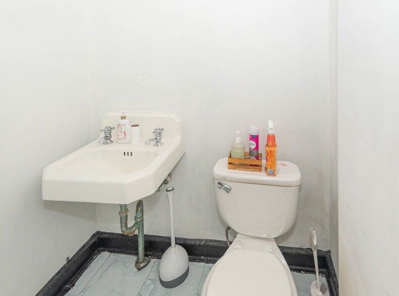 More Photos Of 3600 S Hanover St, Baltimore Storefront For Sale