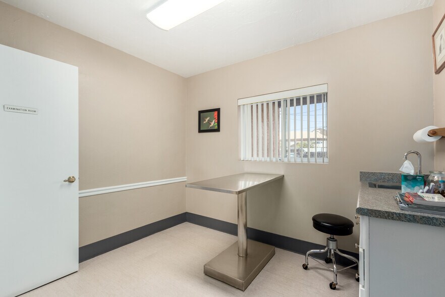 More Photos Of 20 W Dunlap Rd, Phoenix Veterinarian Kennel For Sale