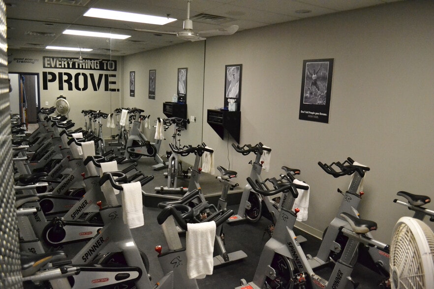 More Photos Of 260 W Crescent Ave, Allendale Warehouse For Lease