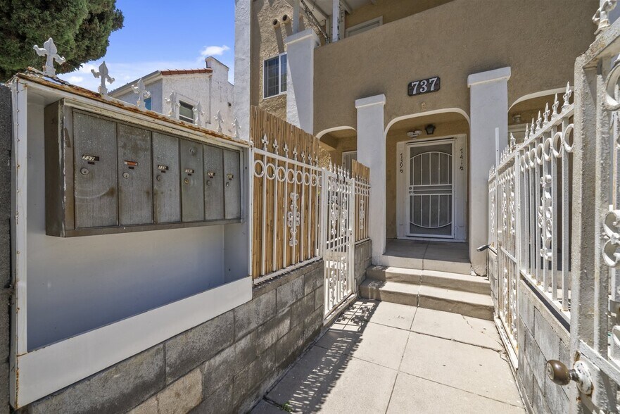 More Photos Of 737 N Ridgewood Pl, Los Angeles Apartments For Sale