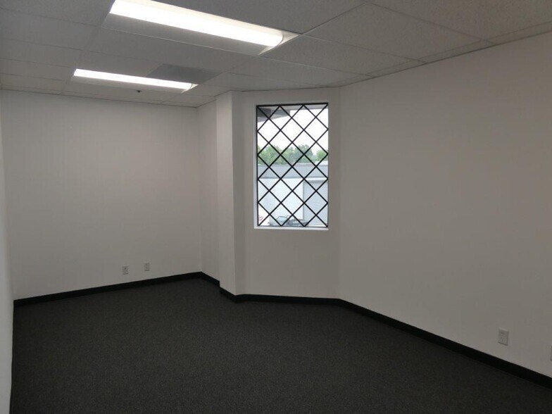 More Photos Of 1411 Railroad St, Glendale Warehouse For Lease