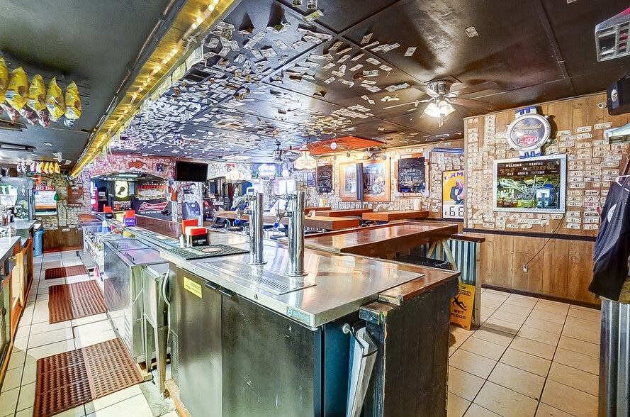 More Photos Of 3475 Mechanicsburg Rd, Springfield Bar For Sale