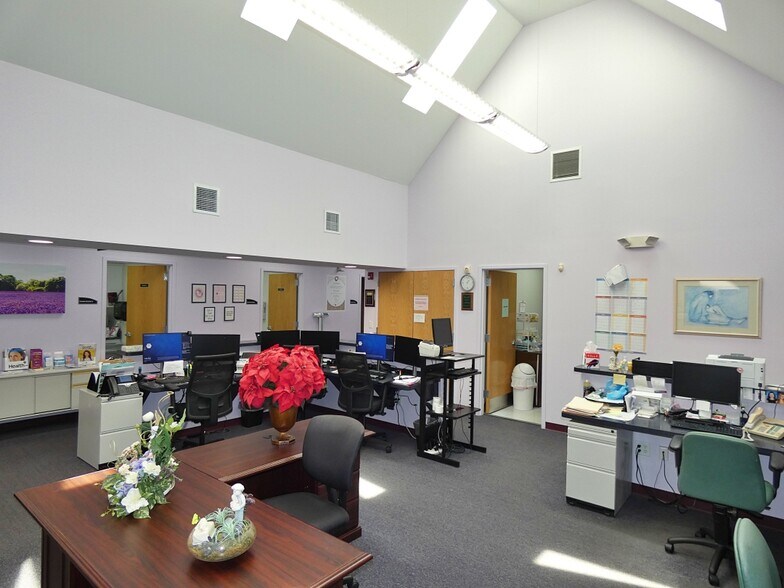 More Photos Of 6934 Elaine Dr, Niagara Falls Office For Sale
