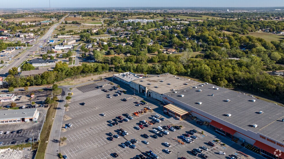 More Photos Of 5900 SW Huntoon St, Topeka Freestanding For Lease