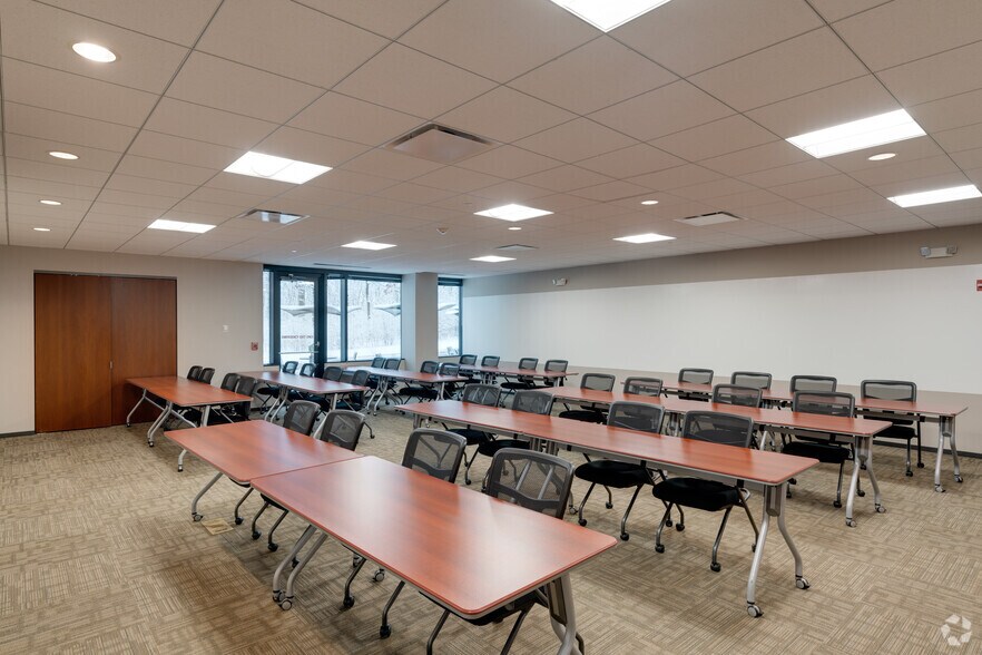 More Photos Of 3010 Highland Pky, Downers Grove Office For Lease
