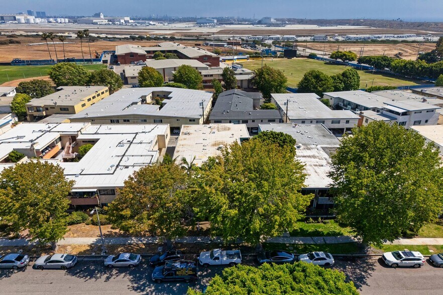 More Photos Of 7736 Paseo del Rey, Venice Apartments For Sale