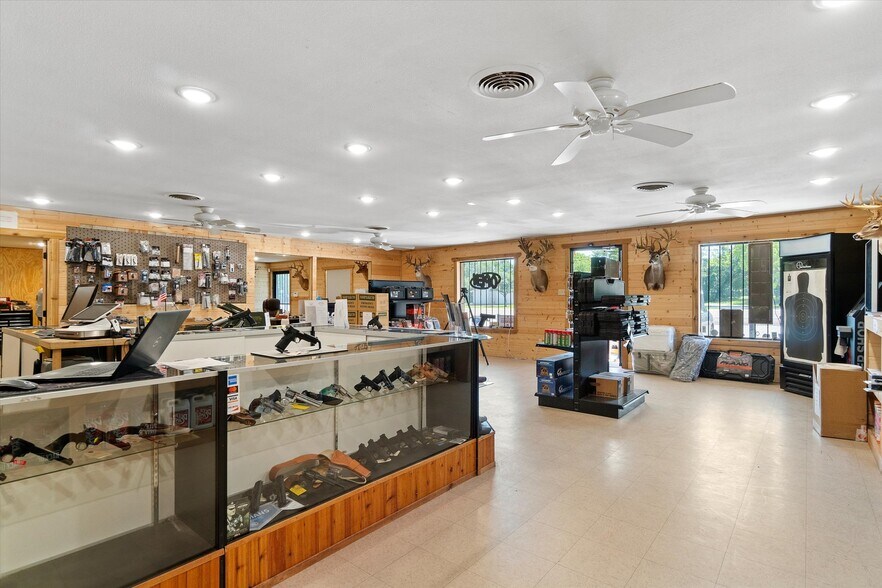 More Photos Of 701 E Pine St, Edgewood Flex For Lease