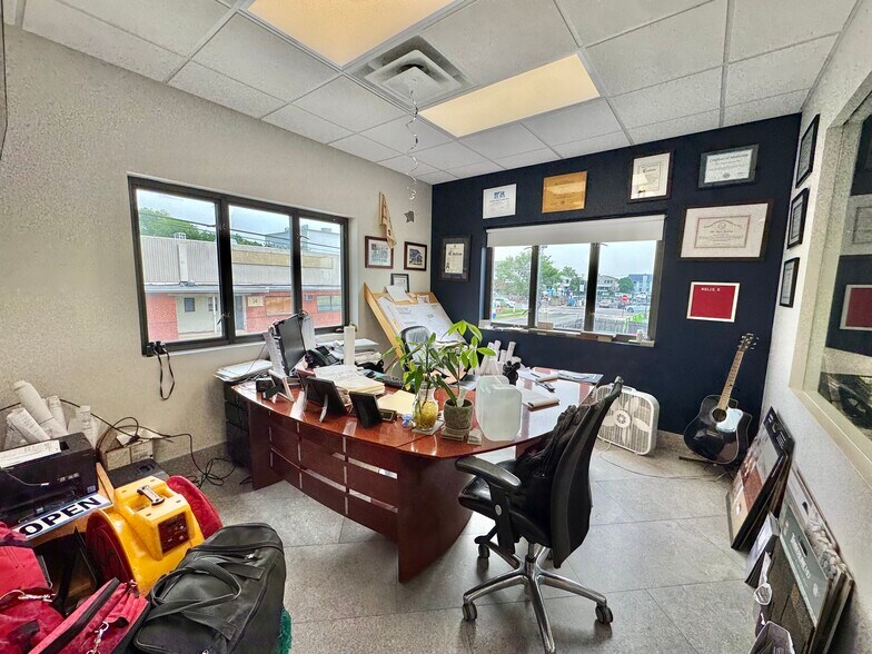 More Photos Of 19 Suffolk St, Freeport Office For Sale