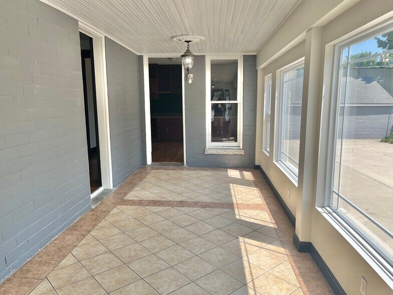 More Photos Of 1085 W Main St, Troy Medical For Sale