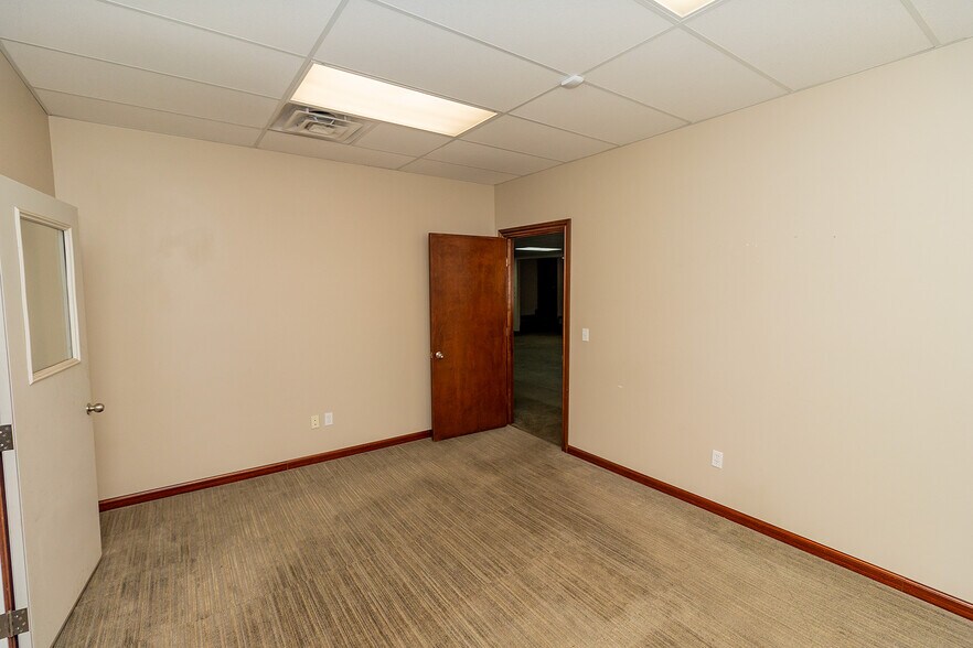 More Photos Of 1627 S Hillside St, Wichita Freestanding For Sale