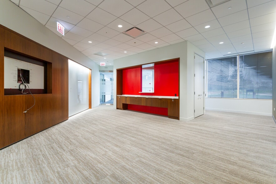 More Photos Of 4 Overlook Pt, Lincolnshire Office For Lease