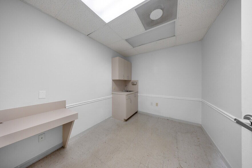 More Photos Of 2901 NW 17th Ave, Miami Office For Sale