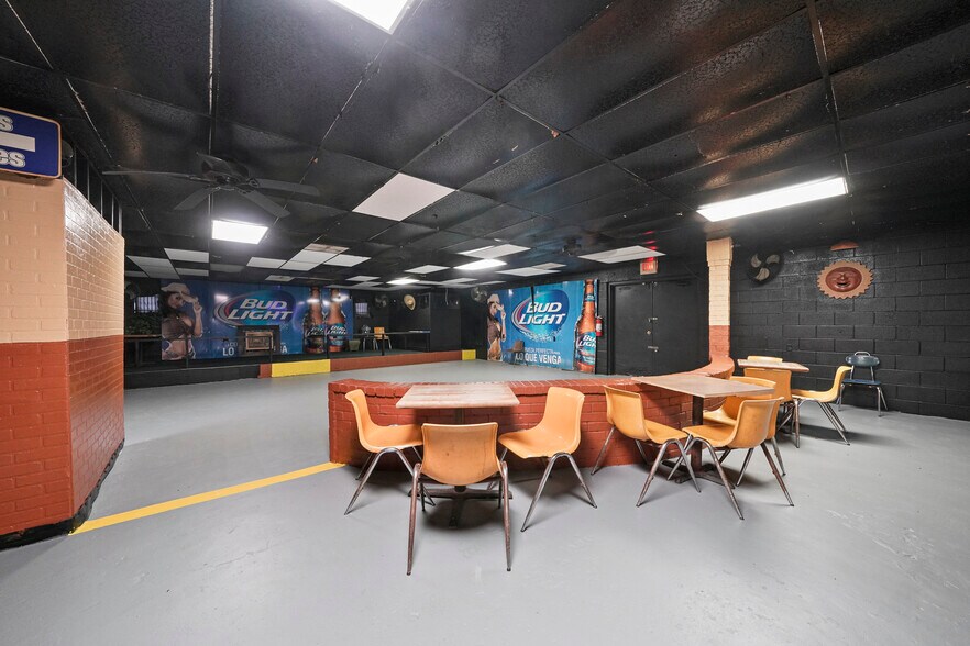 More Photos Of 200 S Frazier St, Conroe Bar For Sale