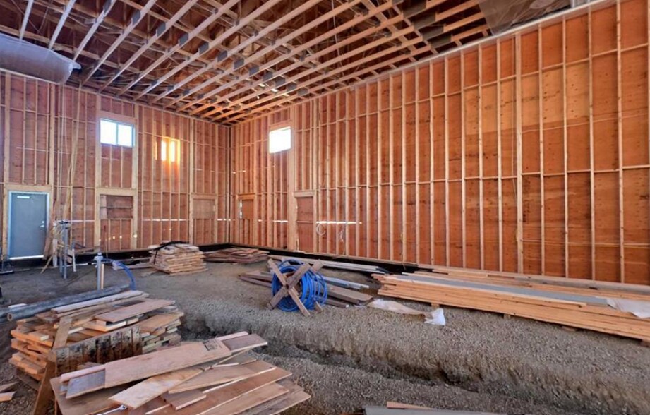 More Photos Of 32580 Range Road 11, Mountain View County Warehouse For Lease