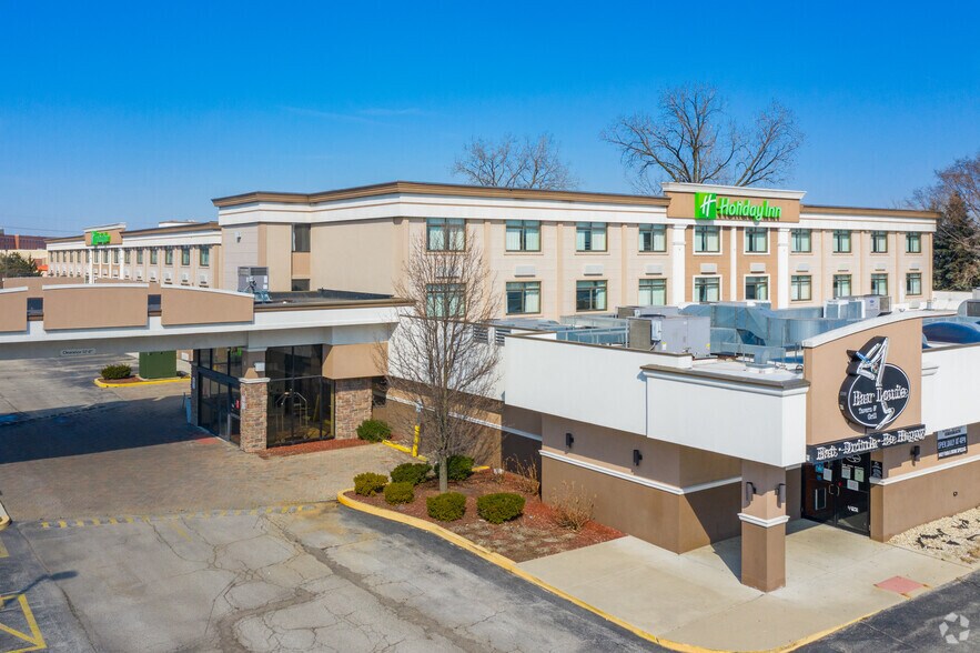 Primary Photo Of 200 E Rand Rd, Mount Prospect Hotel For Sale