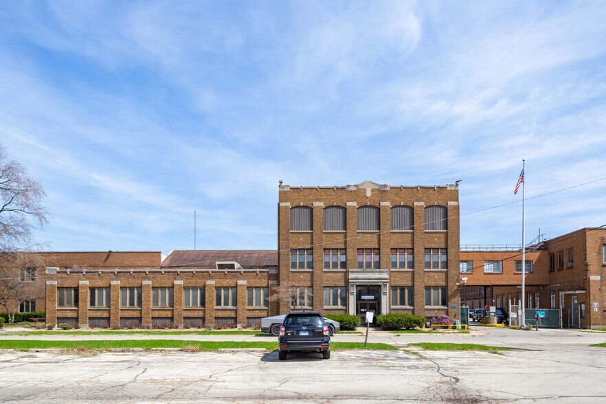 More Photos Of 2136 12th St, Rockford Industrial For Sale