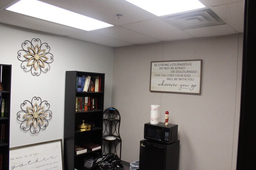 More Photos Of 2 SE Lee Blvd, Lawton Office For Lease