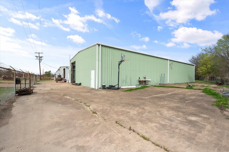 More Photos Of 613 2nd St, Kerens Light Manufacturing For Sale