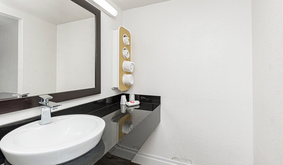 More Photos Of 9999 Gwenadele Ave, Baton Rouge Hotel For Sale