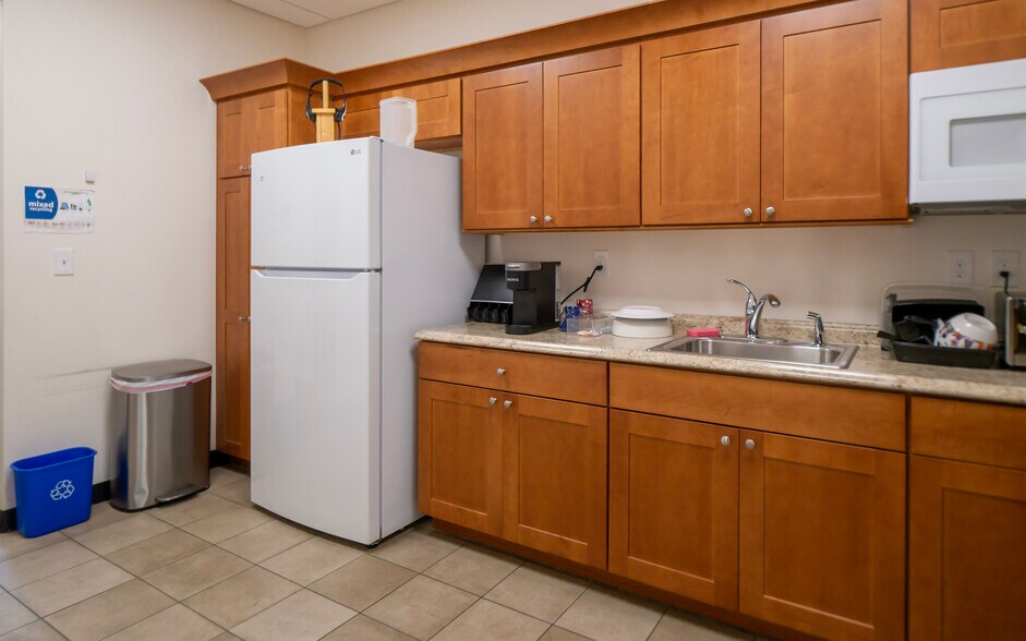 More Photos Of 72 Johnny Cake Hill Rd, Middletown Distribution For Sale