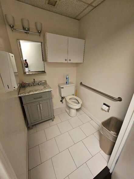 More Photos Of 935 Northern Blvd, Great Neck Medical For Sale