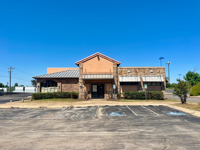 Primary Photo Of 2601 S Broadway Ext, Edmond Restaurant For Lease