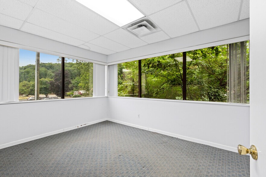 More Photos Of 29 Edison Ave, Oakland Warehouse For Lease