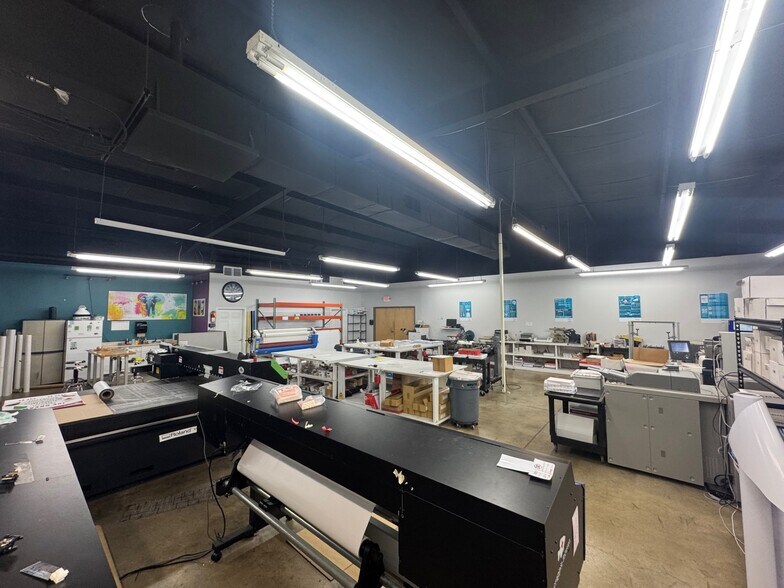 More Photos Of 115 Metroplex Blvd, Pearl Light Distribution For Lease