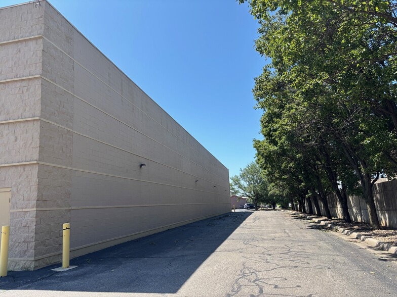 More Photos Of 6920-6930 W Kellogg Dr, Wichita Freestanding For Lease