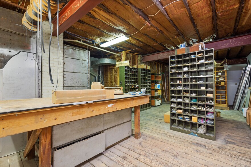 More Photos Of 700 5th Ave, Coraopolis Showroom For Sale