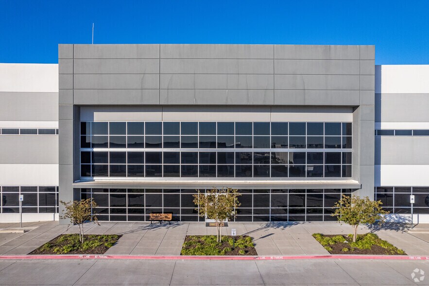 More Photos Of 2700 Market St, Irving Distribution For Lease