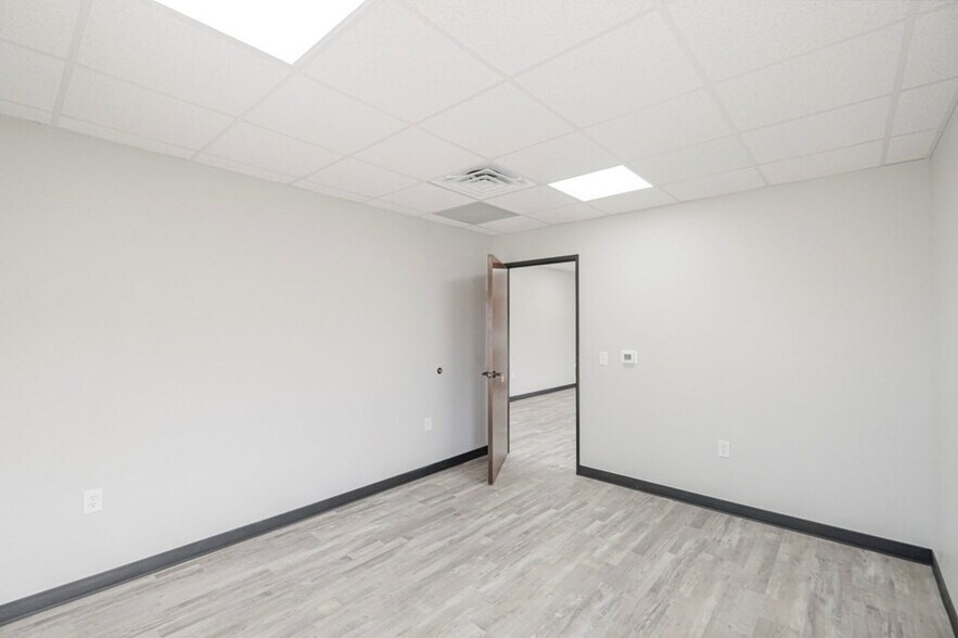 More Photos Of 5261 W Murphy St, Odessa Industrial For Lease