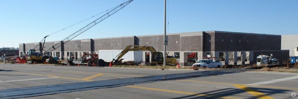 More Photos Of 10000-10098 Lackman Rd, Lenexa Flex For Lease