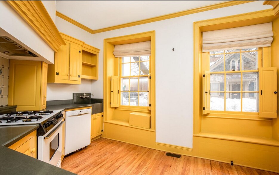 More Photos Of 43 Crown St, Kingston Office For Lease