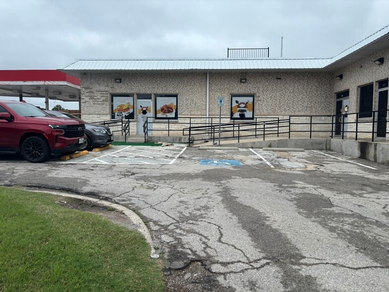 More Photos Of 5617 Mccart Ave, Fort Worth Restaurant For Lease
