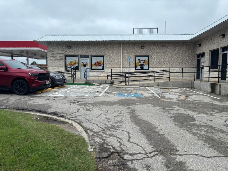 More Photos Of 5617 Mccart Ave, Fort Worth Service Station For Lease