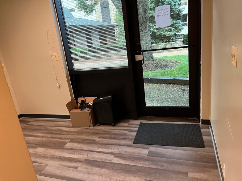 More Photos Of 9926 Main St, Fairfax Office For Lease